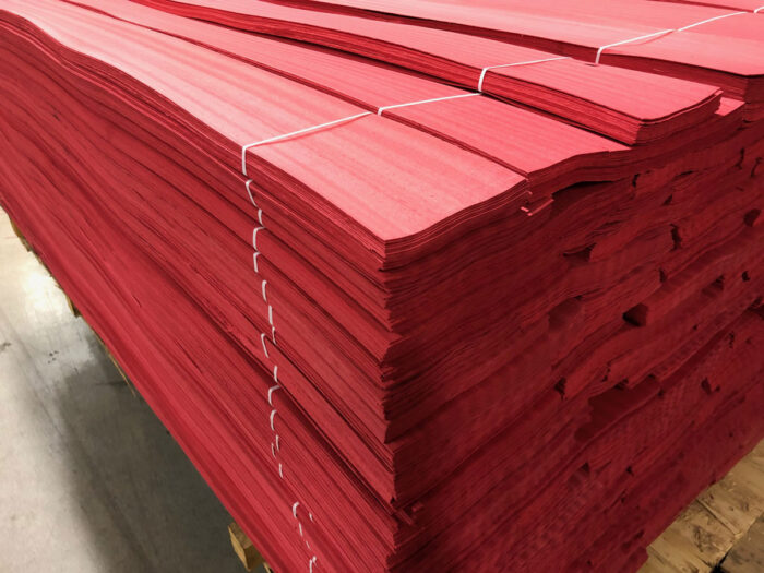 Pall packad med rödfärgade faner