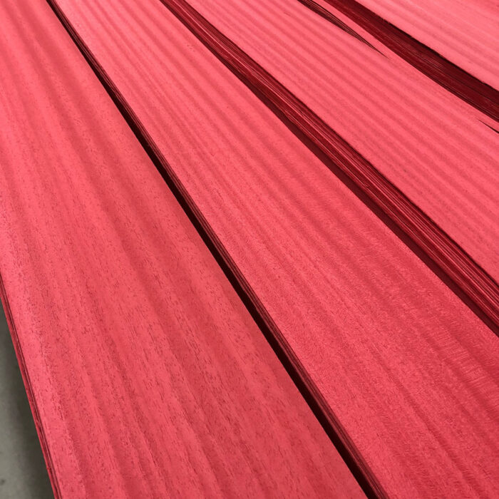 Närbild på rödfärgat faner